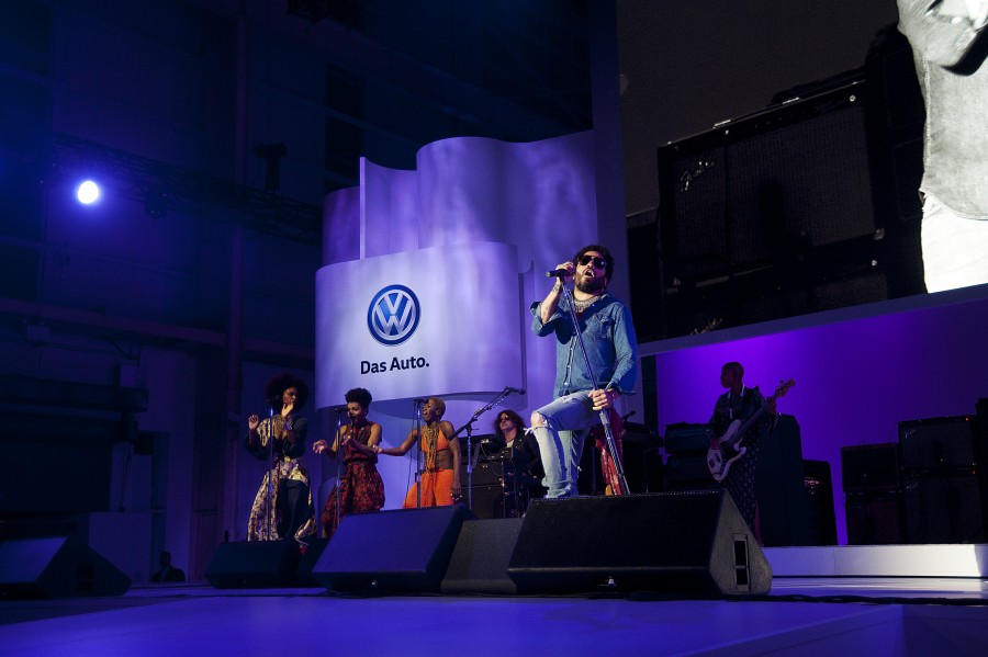 Lenny Kravitz performs some of his hit songs during a performance at the New 2016 Volkswagen Passat Launch