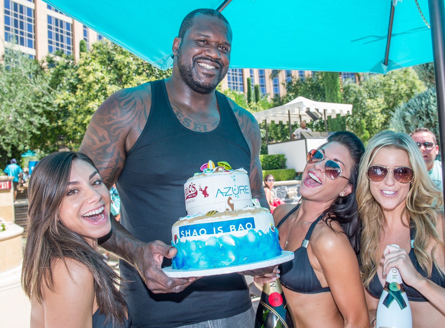 Shaq presented with a cake from  Carlo's Bakery at The Venetian Las Vegas.jpg1